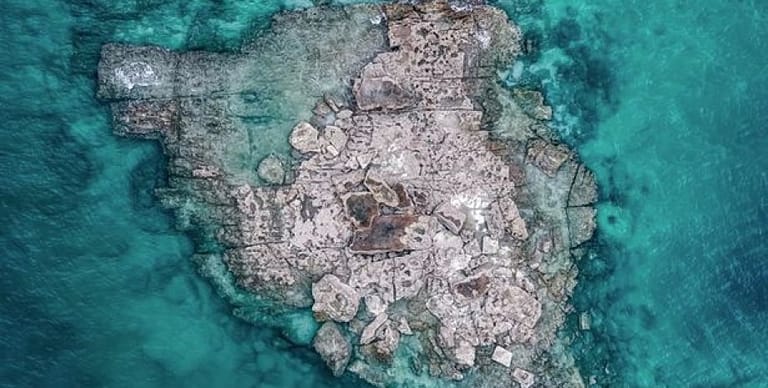 Lost Atlantis of Japan: a city with pyramids and hieroglyphs is hidden under the water (photo)